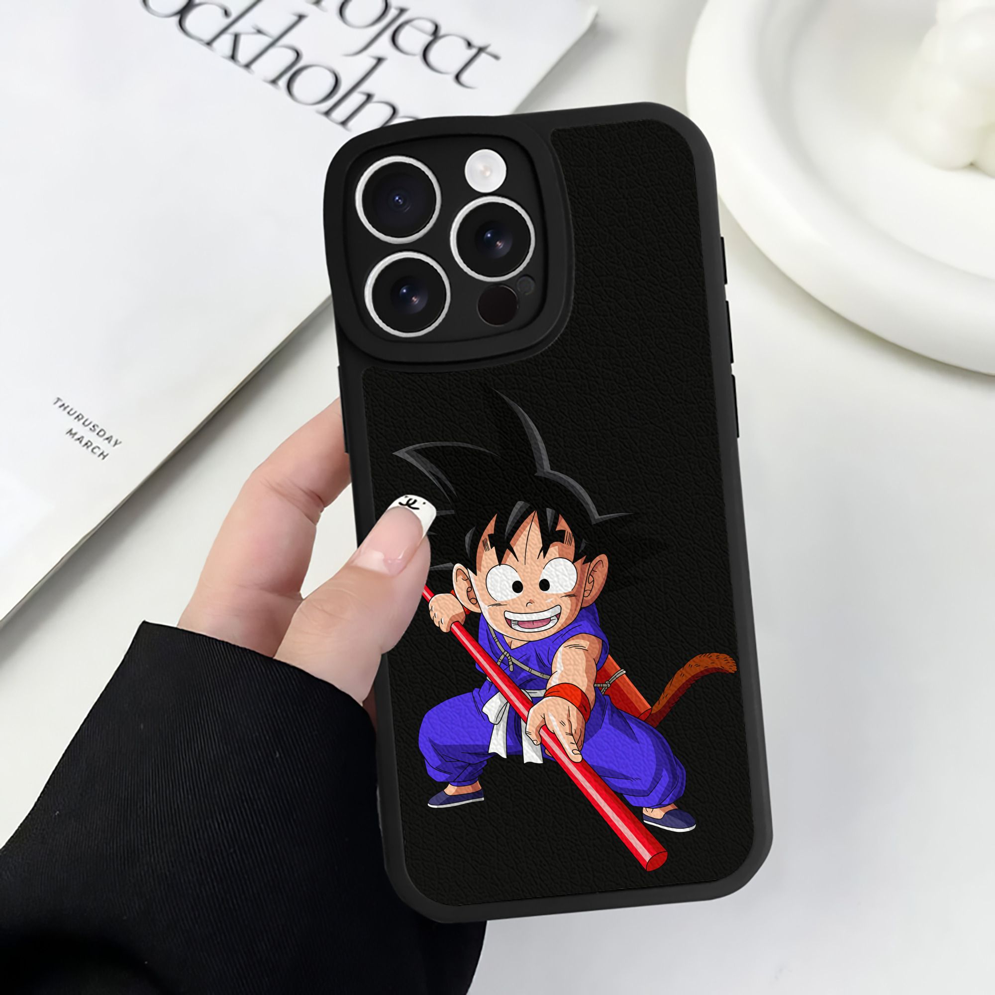 （画像用） ドラゴンボール 孫悟空（そん ごくう）Son Goku カカロット DRAGON BALL Kakarotto 【iPhone 16シリーズ対応】シリコンスマホケース（レザー調） 材質：シリコン